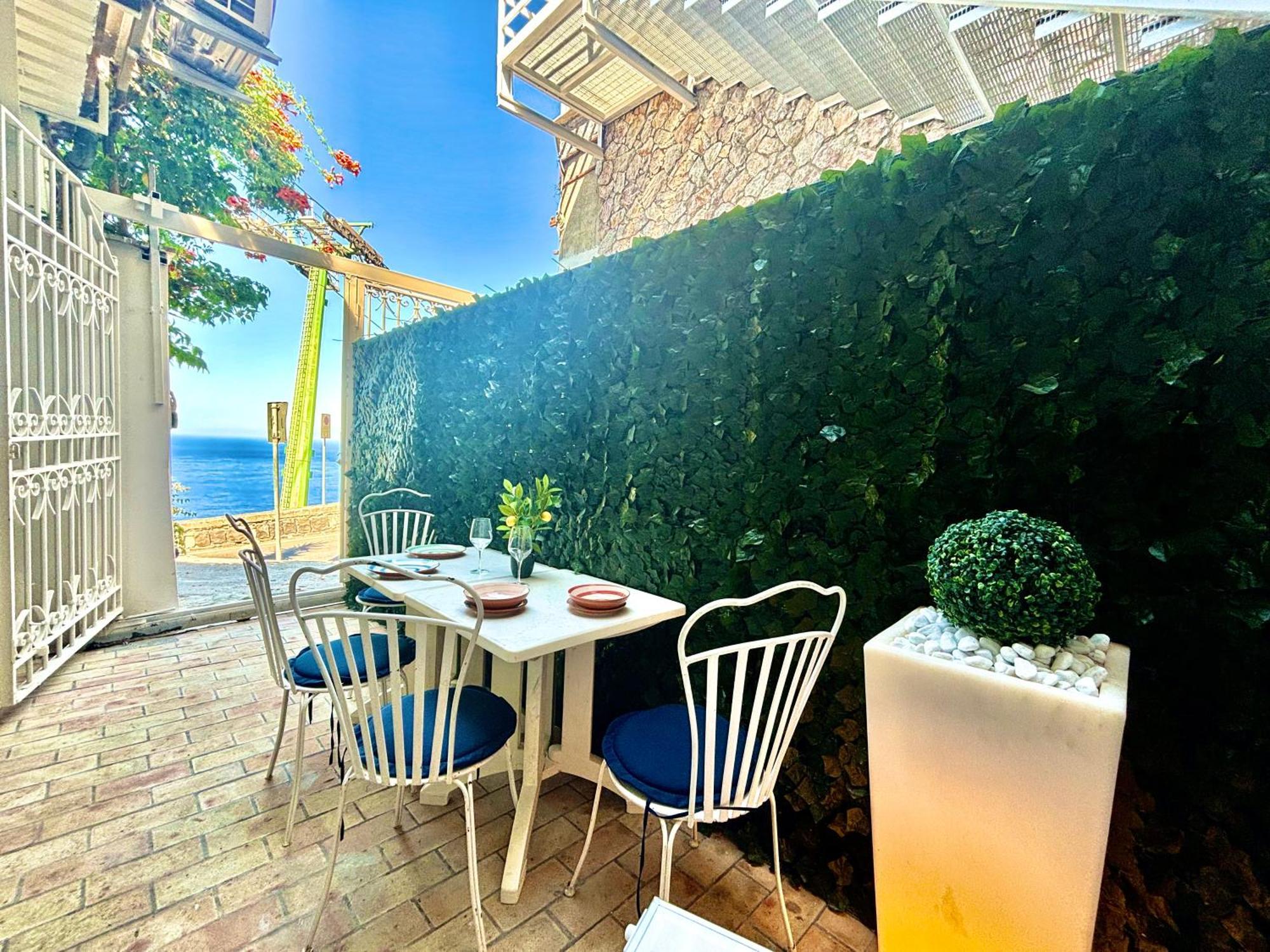Court View * Taormina